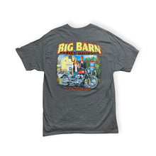 Laden Sie das Bild in den Galerie-Viewer, Harley Davidson Motorcycles T-Shirt Gr. L Big Barn 2020
