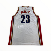 Laden Sie das Bild in den Galerie-Viewer, Champion vintage Basketball Trikot Cleveland Cavaliers James #23 Gr. XL
