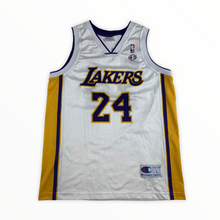 Laden Sie das Bild in den Galerie-Viewer, Champion vintage Basketball Trikot Los Angeles Lakers Bryant #24 Gr. L
