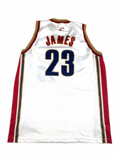 Laden Sie das Bild in den Galerie-Viewer, Champion vintage Basketball Trikot Cleveland Cavaliers James #23 Gr. XL
