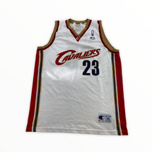 Laden Sie das Bild in den Galerie-Viewer, Champion vintage Basketball Trikot Cleveland Cavaliers James #23 Gr. XL
