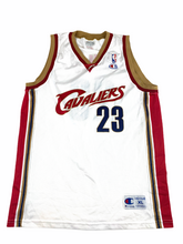 Laden Sie das Bild in den Galerie-Viewer, Champion vintage Basketball Trikot Cleveland Cavaliers James #23 Gr. XL
