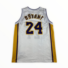 Laden Sie das Bild in den Galerie-Viewer, Champion vintage Basketball Trikot Los Angeles Lakers Bryant #24 Gr. L
