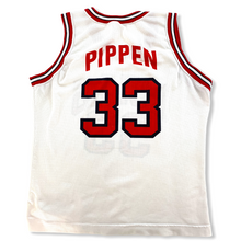 Laden Sie das Bild in den Galerie-Viewer, Champion vintage Basketball Trikot Chicago Bulls Pippen #33 Gr. L
